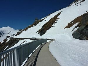 Grossglockner Hochalpenstrasse Schneeraeumung 2013 120.jpg