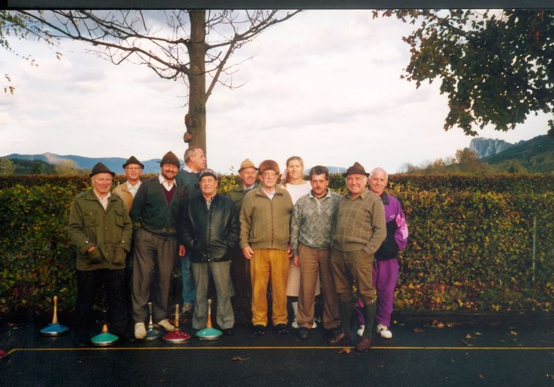 Datei:Asphalt-Stockschützen Gruppe Thalgau 1987.jpg