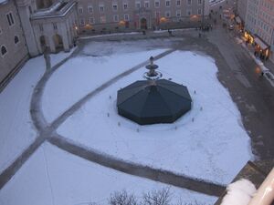 Blick vom Glockenspiel auf den Residenzplatz.jpg