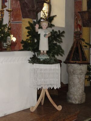 Christkindstatue in der Filialkirche St. Ulrich in Ainring.JPG