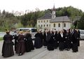 Frauen der Kopftuchgruppe Thalgau bei der Aufstellung zu einer Flachgauer Vereinsmaiandacht in Thalgau.jpg