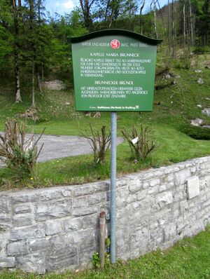 Infotafel bei Brunnen und Kirche.jpg