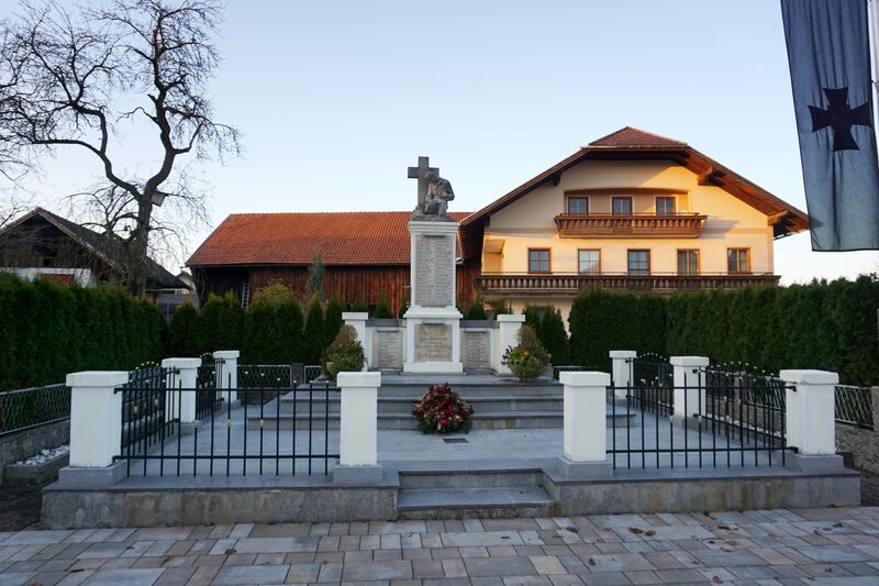 Datei:Kriegerdenkmal in Schleedorf.jpg