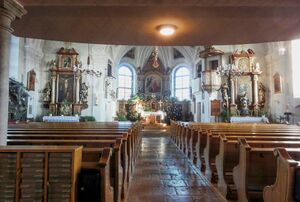 Pfarrkirche Henndorf am Wallersee, Innenansicht vom Kirchengitter aus.jpg