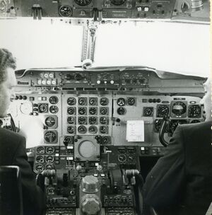 Fokker F 28 Salzburger Flughafen Cockpit.jpg