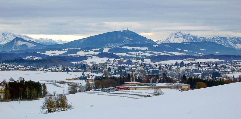 Datei:Henndorf im Zentrum.jpg