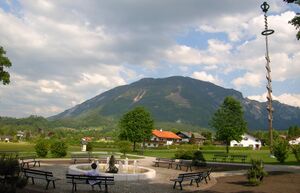 Kurpark in Bayerisch.Gmain, mit Untersberg im Hintergrund.jpg