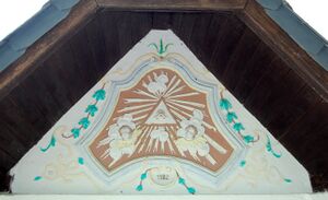 Skulptur am Giebel der Kirchfenningkapelle mit der Jahreszahl 1882.jpg