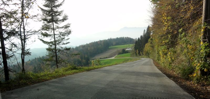 Datei:Breite Gemeindestraße am Rengerberg.jpg