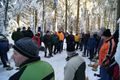 Männer Eisschiessen mit Holzstöcke auf der Eisbahn Wasenmoos.jpg