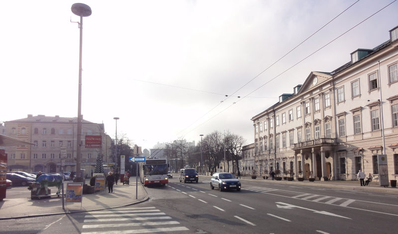 Datei:Mirabellplatz mit Blick zur Festung.JPG