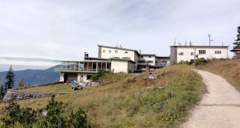 Datei:Predigtstuhlbahn Bergstation und Gipfelrestaurant.jpg