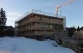 Teile dr ehemaligen Gastagersäge dahinter der Neubau der Architektenfirma Speigner in Thalgau.jpg