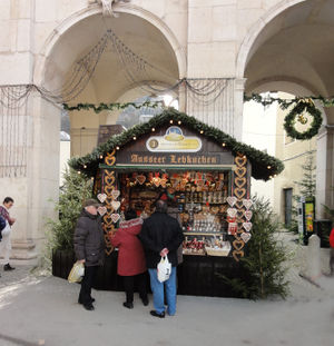 Ausseer Verkaufstand am Christkindlmarkt am Salzburger Domplatz.jpg