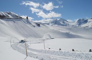 Grossglockner Hochalpenstrasse Schneeraeumung 2012 03.jpg