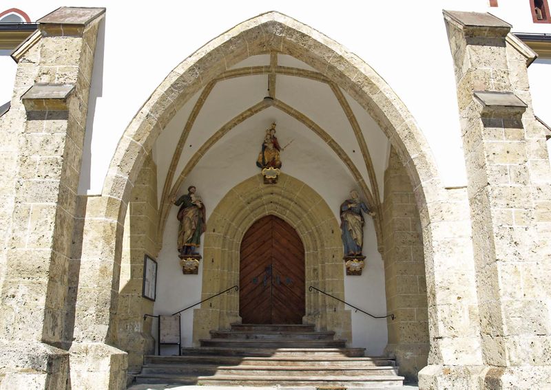 Datei:Mariapfarr Kirche02.jpg