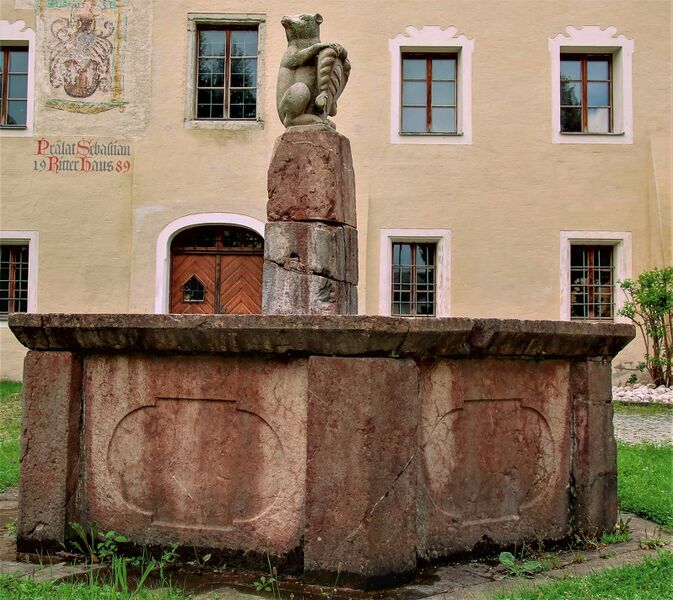 Datei:Pfarrbrunnen Berndorf.jpeg