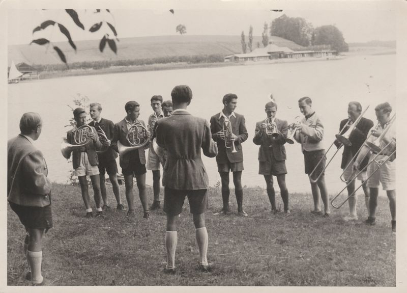 Datei:Bläsercamp in Mattsee 1948.jpg