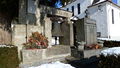 Denkmal mit Notglocke vor der Kirche.JPG