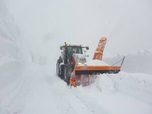 Großglockner Hochalpenstraße Schneeräumung 28 April 2015 02.jpg