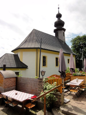 Filialkirche Tödtleinsdorf neben dem Gasthaus Fink.jpg
