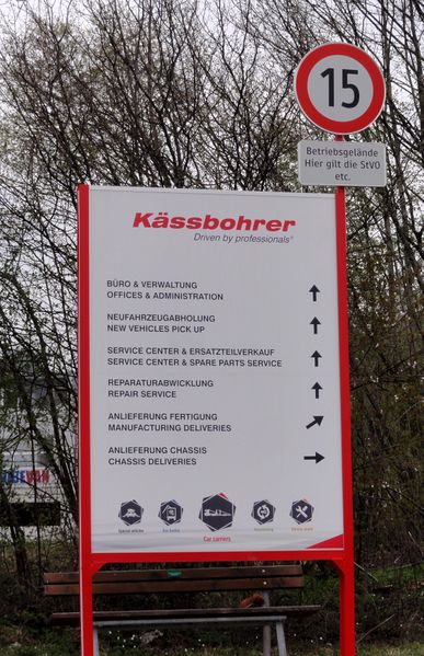 Datei:Kässbohrer Einfahrts-Info.jpg