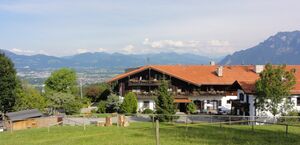 Neubichler Alm mit Blick auf Salzburg.jpg