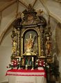 Valentinhaft, Hochaltar mit spätgotischen Figuren. In der Mitte der Kirchenpatron Valentin von Rätien, links der Pestpatron Sebastian, rechts der heilige Florian.jpg