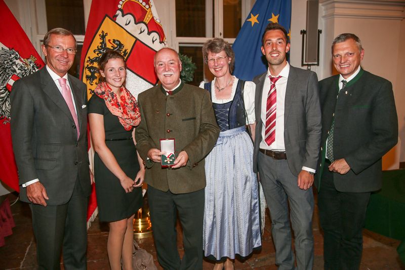 Datei:Josef-Michael Schramm Verdienstzeichen 2013.jpg