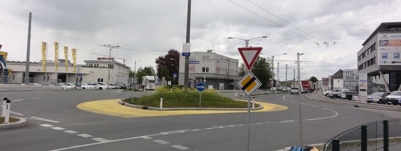 Datei:Kreisverkehr Münchner Bundesstraße -Saalachstraße.jpg