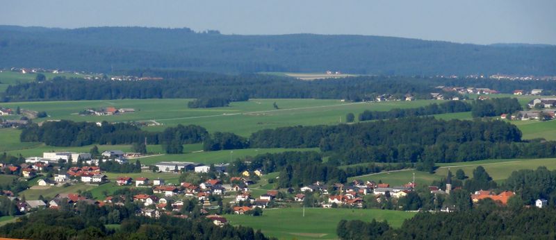 Datei:Oberhofen, südwestliche Ansicht.jpg