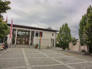 Stadtplatz Seekirchen mit Stadtamt.jpg