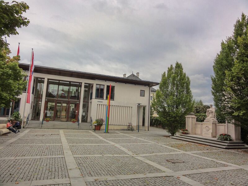 Datei:Stadtplatz Seekirchen mit Stadtamt.jpg