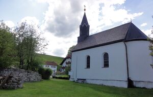Wallfahrtskapelle in Vachenlueg und Mauerreste eines ehemaligen Schlosses.jpg