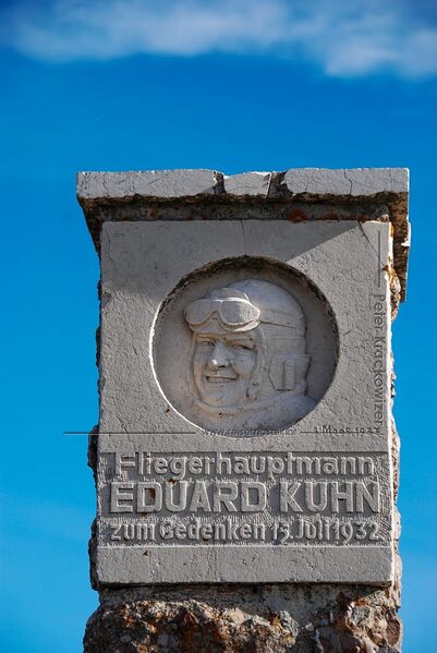 Datei:Eduard Kuhn Gedenkstein Gaisberg-Plateau.jpg