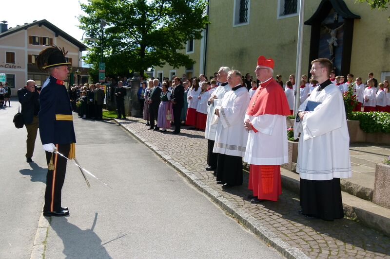 Datei:Erzbischof Lackner Pfarrbesuch Thalgau mit Johann Aichrieler.JPG