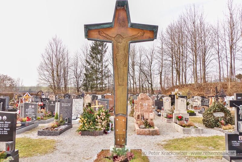 Datei:Friedhofskreuz Neumarkt am Wallersee.jpg