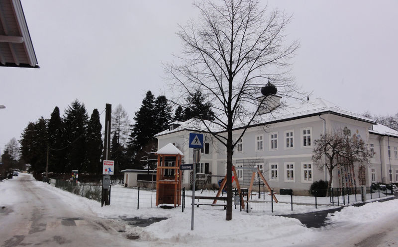 Datei:Volksschule Morzg.jpg