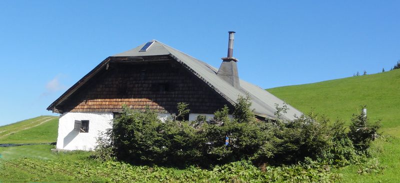 Datei:Almhütte neben der Enzianhütte.jpg