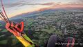 Paragleiterflug um die Festung Hohensalzburg 02.jpg