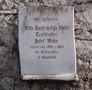 Erinnerungstafel an Josef Mohr auf der Kirchenmauer in Eugendorf.jpg