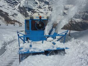 Großglockner Hochalpenstraße Schneeräumung 12 April 2016 04.jpg