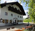 Johanneshögl Gasthaus und Kirche.jpg