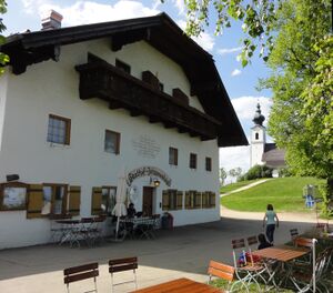 Johanneshögl Gasthaus und Kirche.jpg