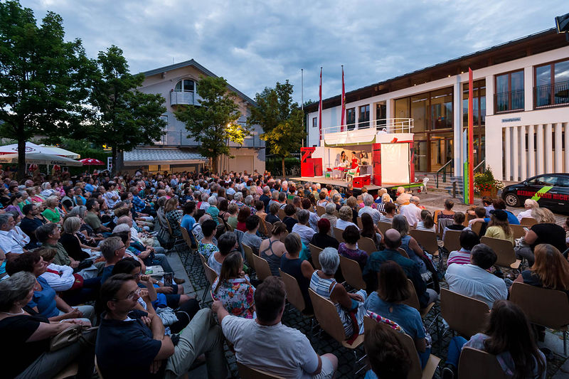 Datei:2016-08-03 044 Seekirchen Straßentheater.jpg