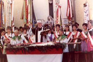 Fahnenweihe mit Dechant Karl Haas.jpg