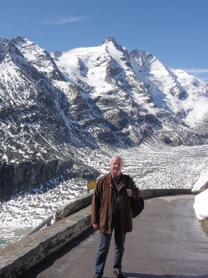 Franz Fuchs Thalgau 2011 vor dem Großglockner.JPG