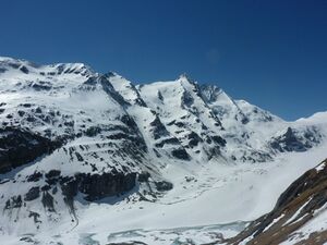 Grossglockner Hochalpenstrasse Schneeraeumung 2013 112.jpg