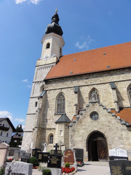 Datei:Pfarrkirche Asten, Eingangsseite.jpg