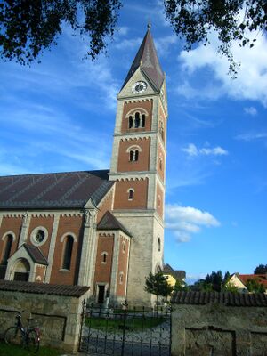 Der eindrucksvolle Kirchenturm in Fridolfing.jpg